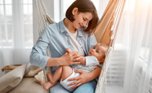 Bebeğinizin geleceğini kötü etkiliyor olabilirsiniz! Bebek gelişimini etkileyen hatalar…