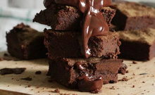 Tatlı sevenlerin lezzetten damağını çatlatacak bir Brownie tarifi!