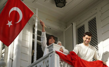 Kızılcık Şerbeti Fatih laikleşti! Pembeyi delirtecek hareket: Abdullah Bey’lerin evinde Cumhuriyet coşkusu