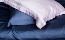 Saten yastık kılıfında uyumanın inanılmaz faydaları