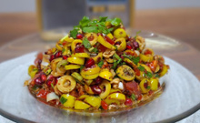 Akdeniz mutfağından: Sumaklı zeytin salatası ile sofranıza renk katın