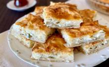 Çayın yanına mükemmel bir eşlikçi: Fırında peynirli börek 