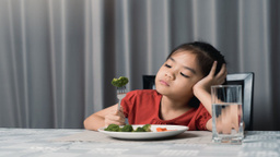 Çocuğunuza zorla yemek yedirirseniz bakın neler oluyor