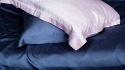 Saten yastık kılıfında uyumanın inanılmaz faydaları