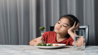 Çocuğunuza zorla yemek yedirirseniz bakın neler oluyor