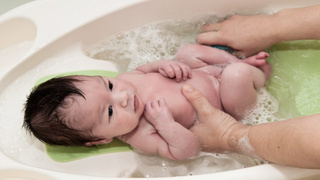 Bebeğinizi güvenle yıkayın: Bebek banyosu için ipuçları ve öneriler