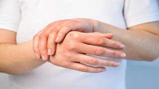 Parmak çıtlatmanın eklem sağlığı üzerindeki uzun vadeli zararları