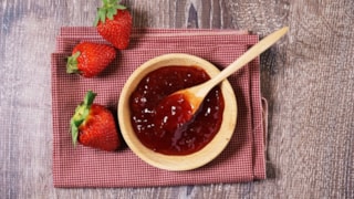Şekerlenmeyen, pürüzsüz ve mis kokulu çilek reçeli tarifi
