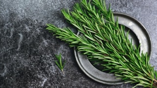 Saç dökülmesini azaltıyor, cildi temizliyor: Biberiye suyunun gizli gücü