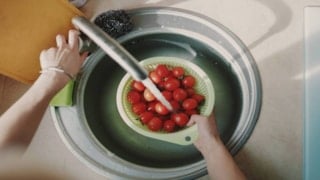 Sadece su yetmez: Meyve ve sebzeler nasıl yıkanmalı?