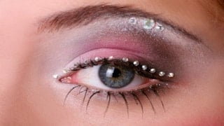Büyük gözler isteyenler nasıl makyaj yapmalı?