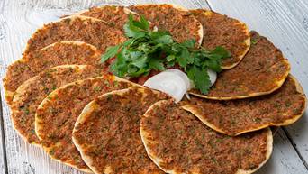 Çıtır çıtır yenir: Lahmacun tarifi 