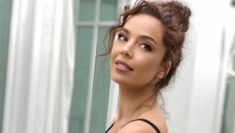 Azra Akın beş yıl aradan sonra 'Kaktüs Çiçeği' ile sahnelerde olacak!