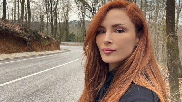 Mine Tugay’ın cüretkar tarzı olay oldu: Mini şortunu çekti, uzun çoraplarıyla mest etti!