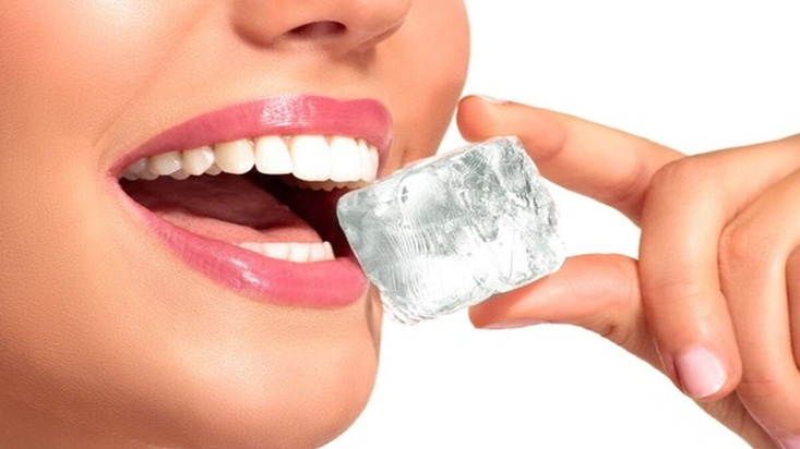 Sağlıklı dişler için buz yeme alışkanlığını bırakmanın önemi