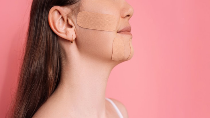 Yatmadan önce yüzünüze yara bandı yapıştırınca bakın ne oluyor...