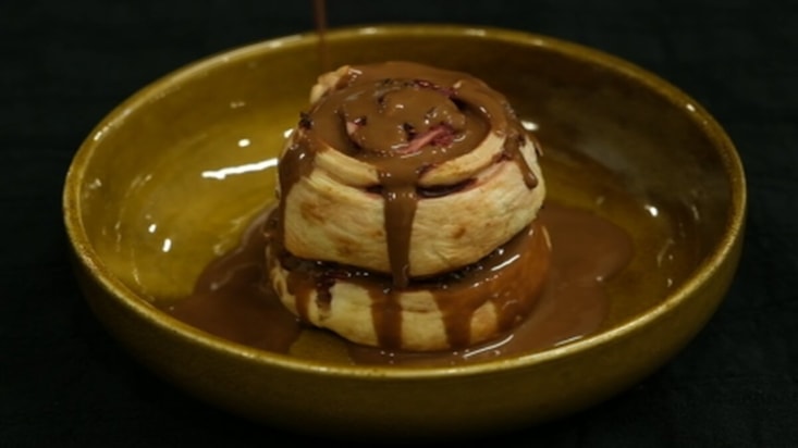 On dakikada hazır! Çilekli çikolatalı rulo çörek